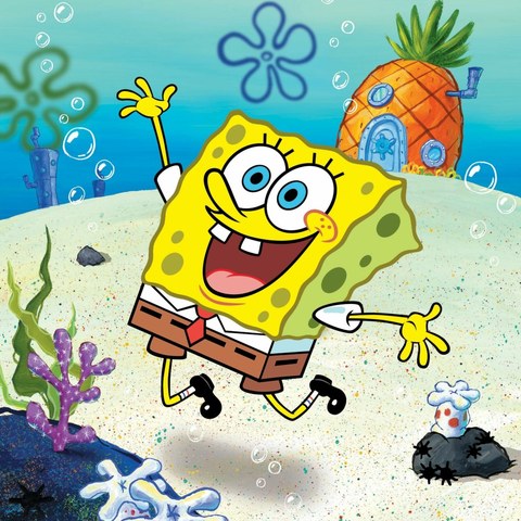 海绵宝宝在比基尼海滩张开双臂，后方是菠萝屋
