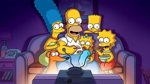 Marge、Homer、Maggie、Bart、Lisa 和家犬一起坐在沙发上看电视